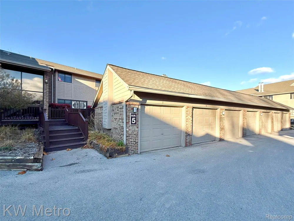 11773 Sycamore Drive #25 Plymouth City, MI 48170