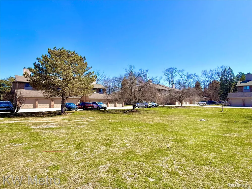 11773 Sycamore Drive #25 Plymouth City, MI 48170