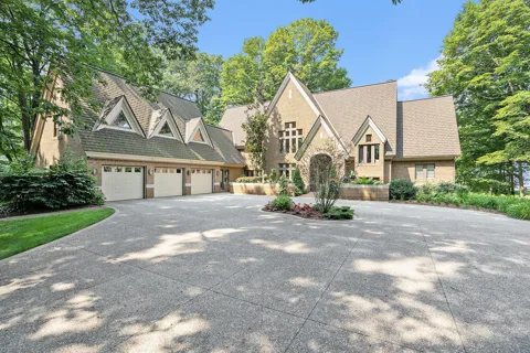 5285 Lakeshore Drive