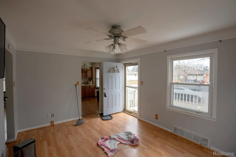 22149 David Avenue Eastpointe City, MI 48021