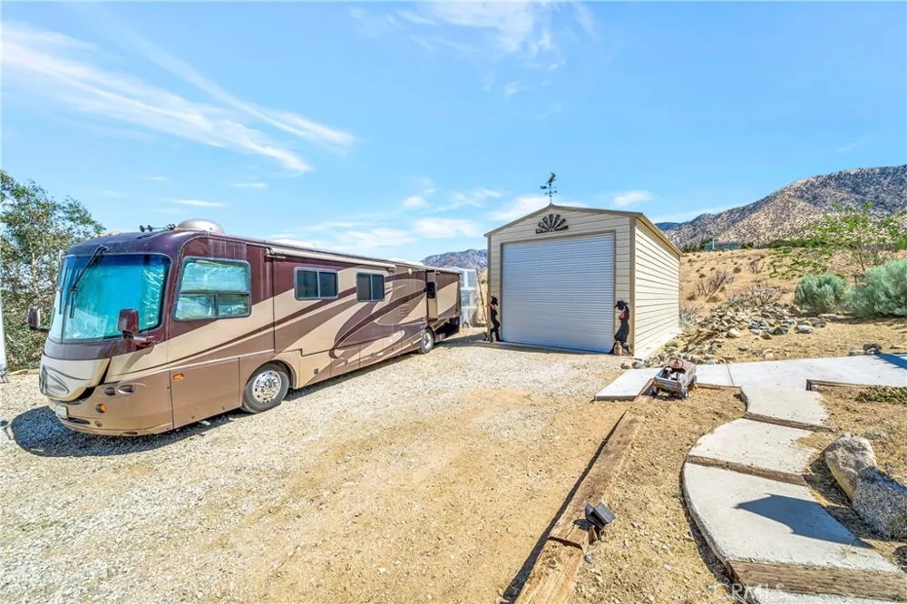 11720 Honeybee Lane Juniper Hills, CA 93543