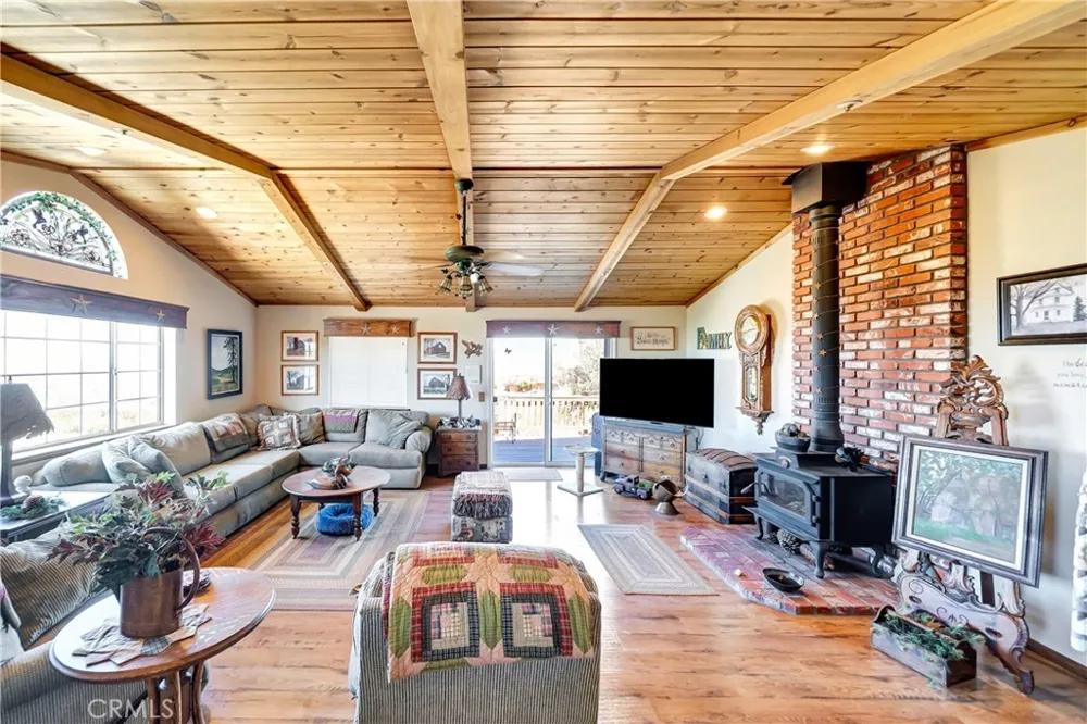 11720 Honeybee Lane Juniper Hills, CA 93543