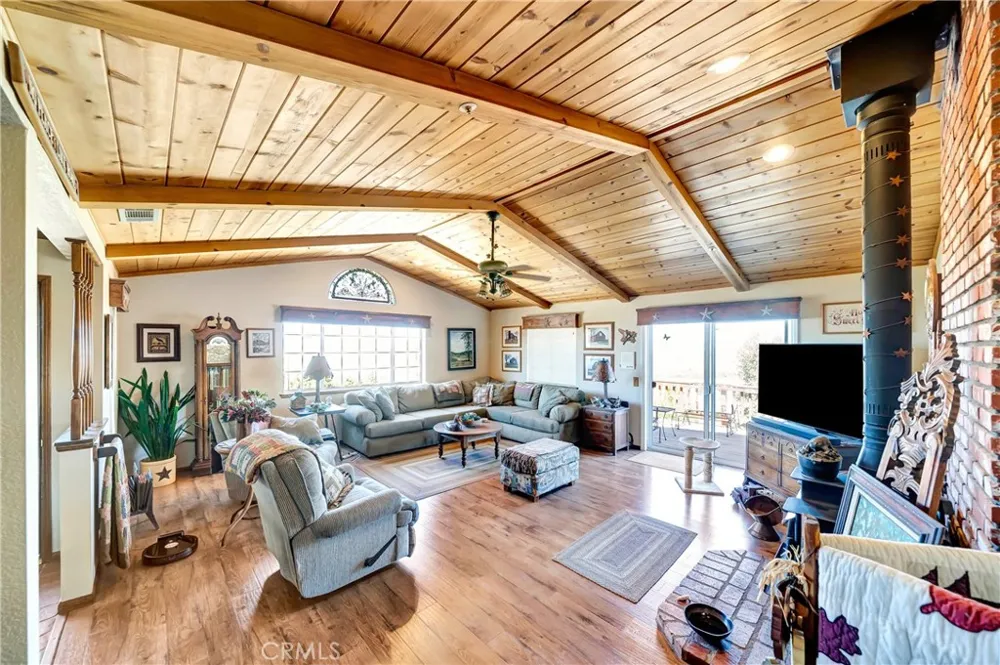 11720 Honeybee Lane Juniper Hills, CA 93543