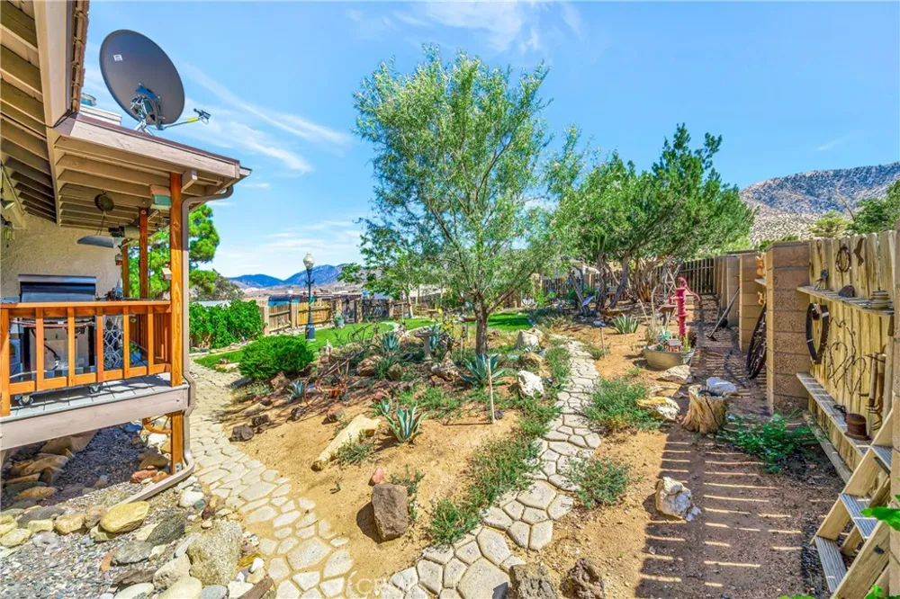11720 Honeybee Lane Juniper Hills, CA 93543