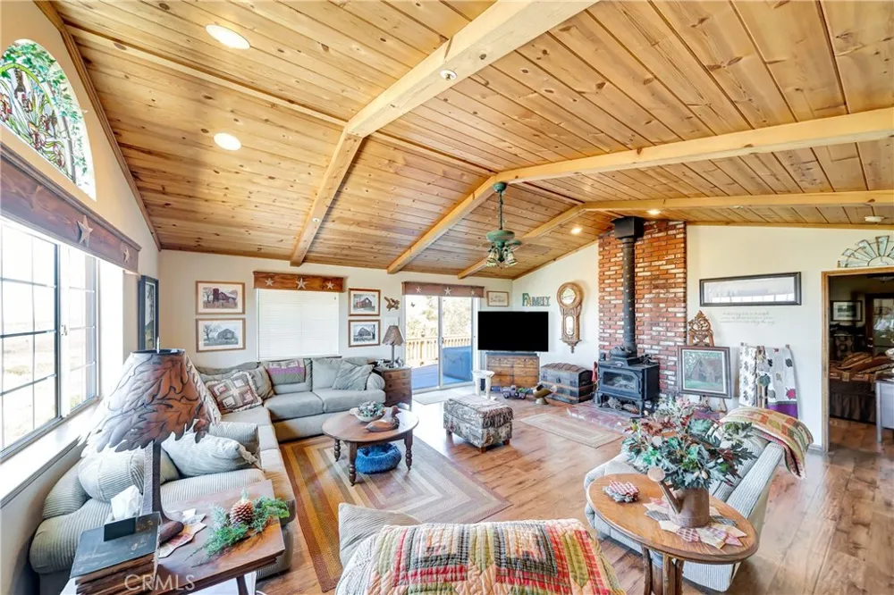 11720 Honeybee Lane Juniper Hills, CA 93543