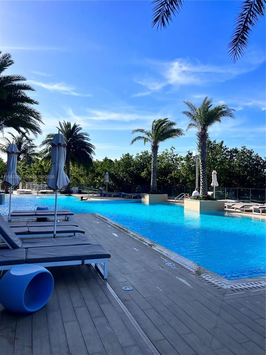 16385 BISCAYNE BLVD #303 Sunny Isles Beach, FL 33160