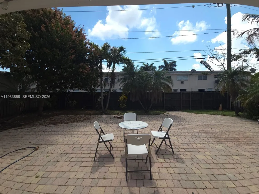 804 NE 2nd St Hallandale Beach, FL 33009