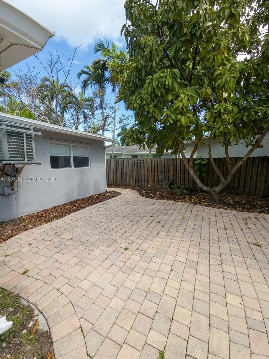 804 NE 2nd St Hallandale Beach, FL 33009