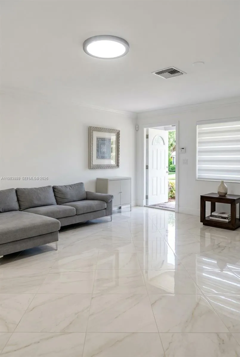 804 NE 2nd St Hallandale Beach, FL 33009