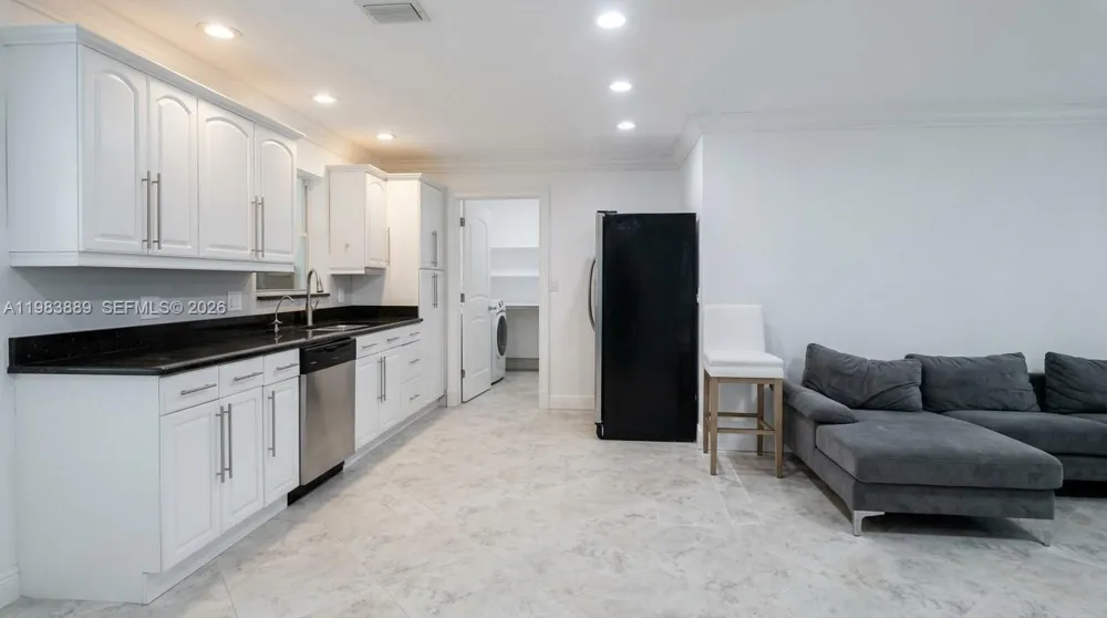 804 NE 2nd St Hallandale Beach, FL 33009