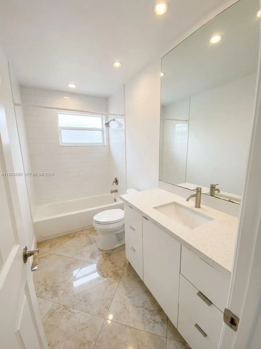 804 NE 2nd St Hallandale Beach, FL 33009