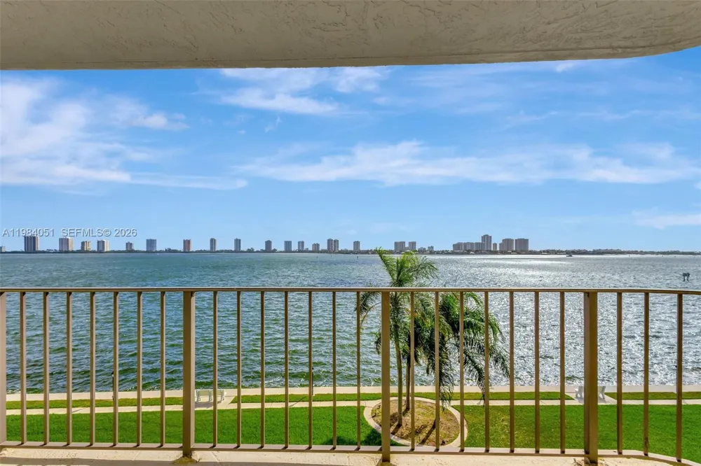801 Lake Shore Dr #403 Lake Park, FL 33403