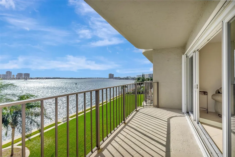 801 Lake Shore Dr #403 Lake Park, FL 33403