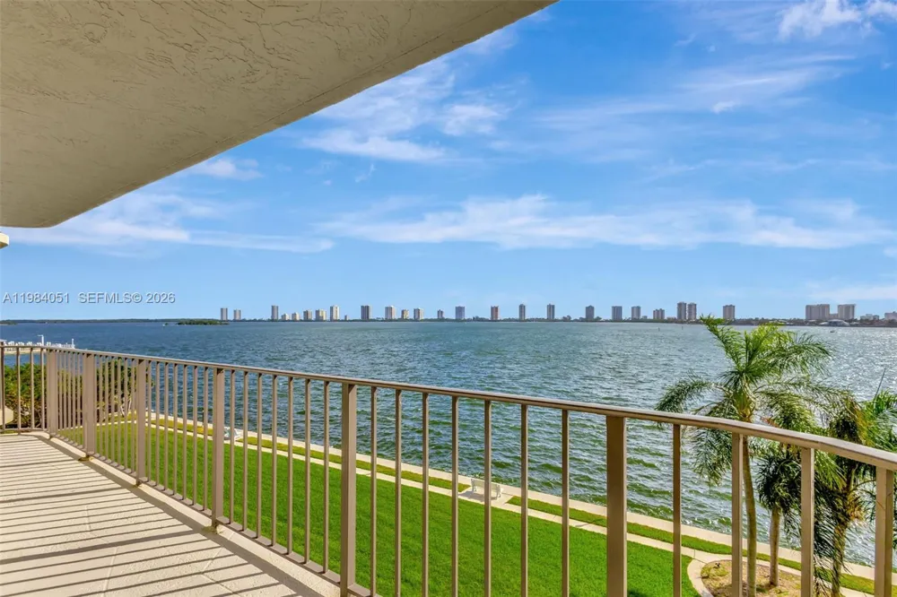 801 Lake Shore Dr #403 Lake Park, FL 33403