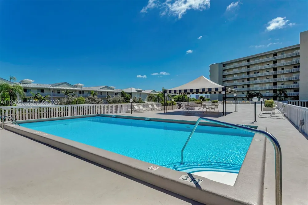 801 Lake Shore Dr #403 Lake Park, FL 33403