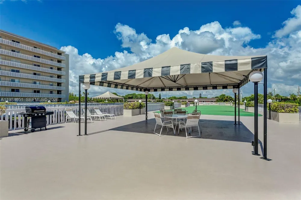 801 Lake Shore Dr #403 Lake Park, FL 33403