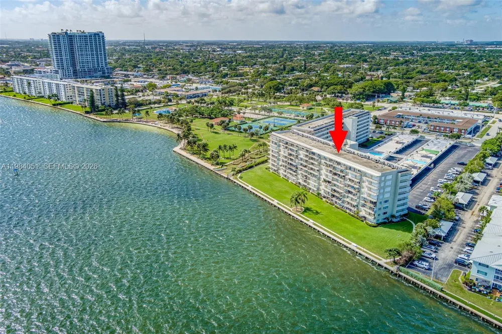 801 Lake Shore Dr #403 Lake Park, FL 33403