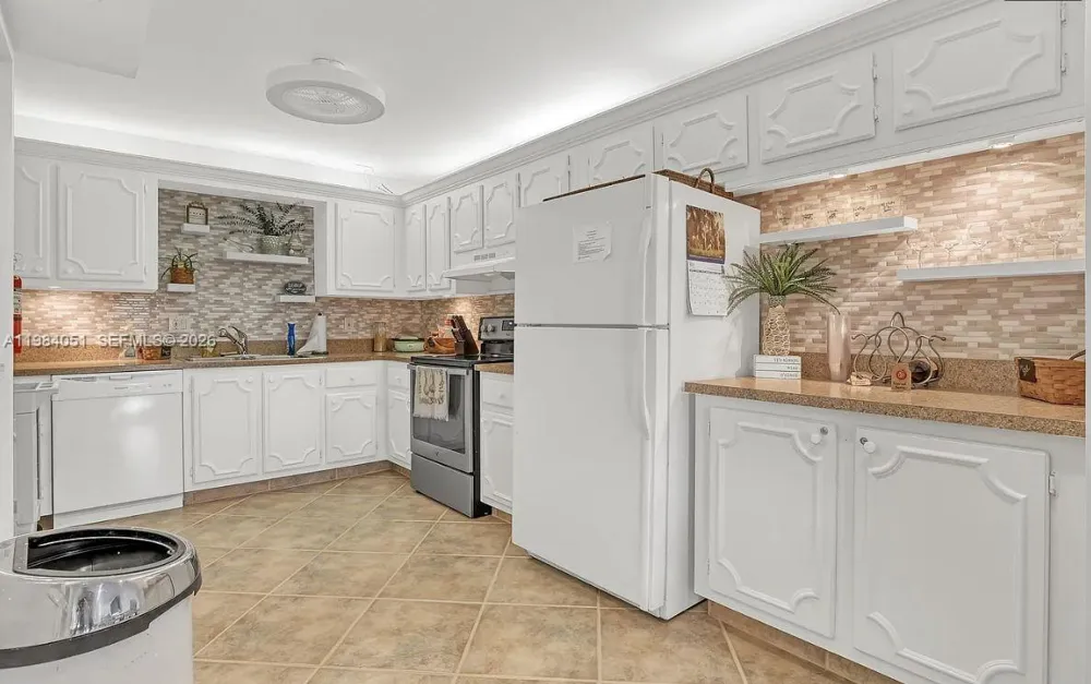 801 Lake Shore Dr #403 Lake Park, FL 33403
