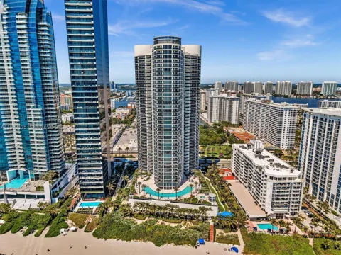 17201 Collins Ave #704