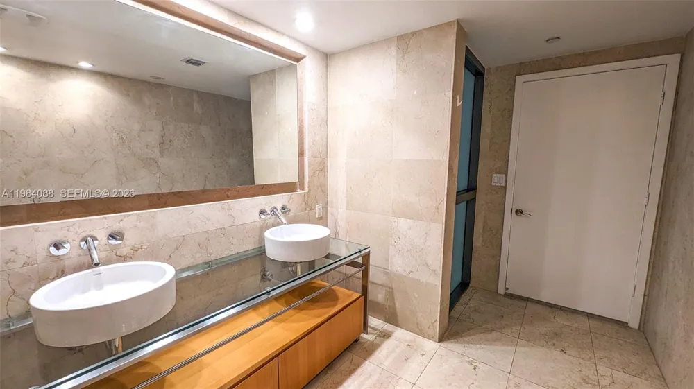 6000 Collins Ave #111 Miami Beach, FL 33140