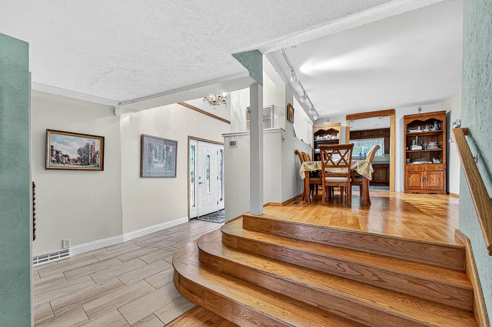 68800 S Shore Drive Edwardsburg, MI 49112