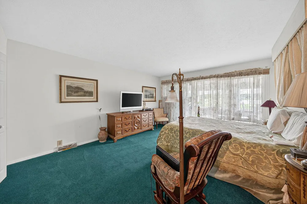 68800 S Shore Drive Edwardsburg, MI 49112