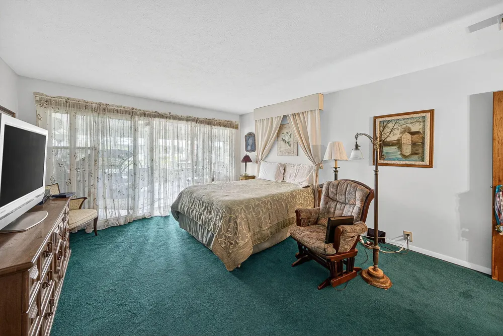 68800 S Shore Drive Edwardsburg, MI 49112