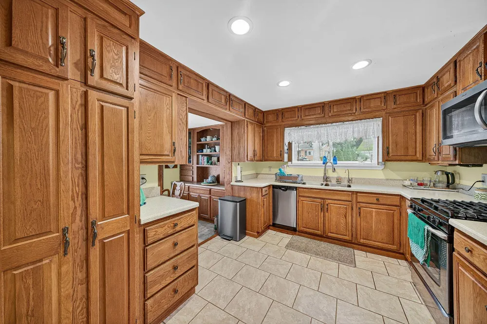 68800 S Shore Drive Edwardsburg, MI 49112