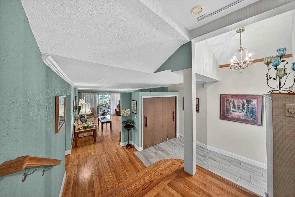 68800 S Shore Drive Edwardsburg, MI 49112