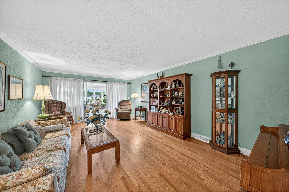 68800 S Shore Drive Edwardsburg, MI 49112