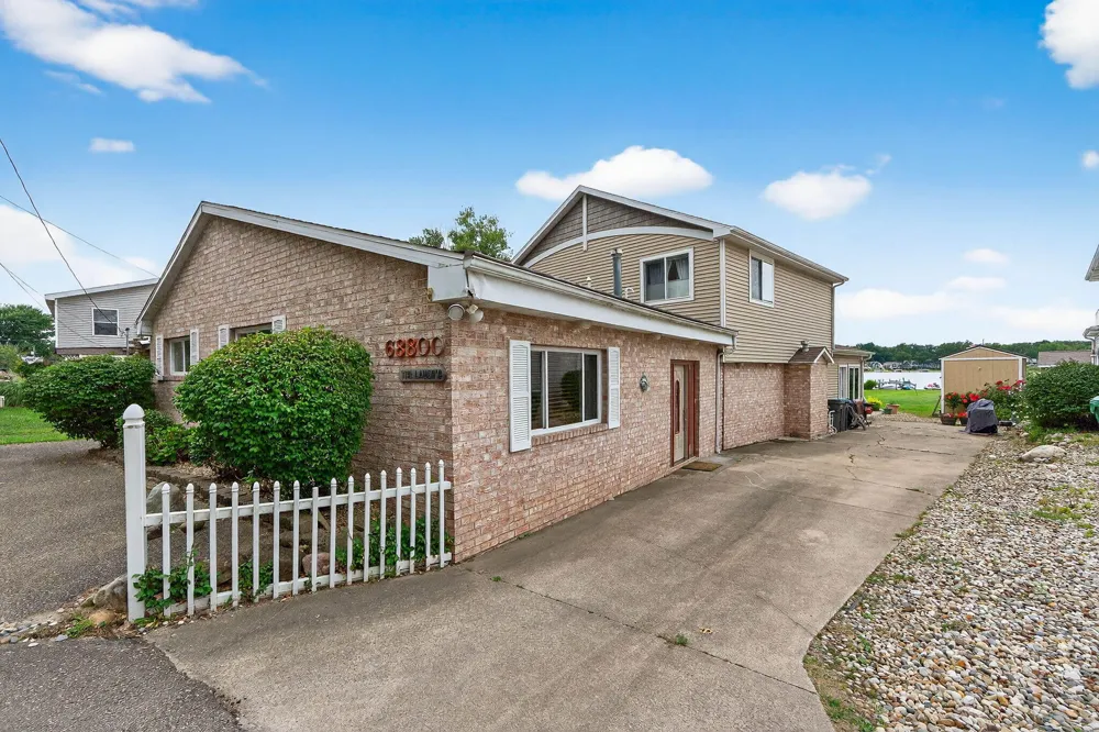 68800 S Shore Drive Edwardsburg, MI 49112