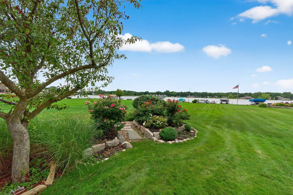 68800 S Shore Drive Edwardsburg, MI 49112
