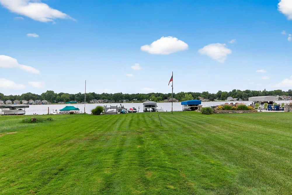 68800 S Shore Drive Edwardsburg, MI 49112