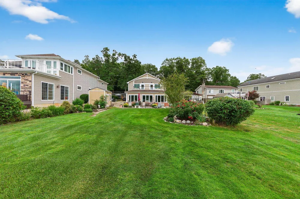 68800 S Shore Drive Edwardsburg, MI 49112
