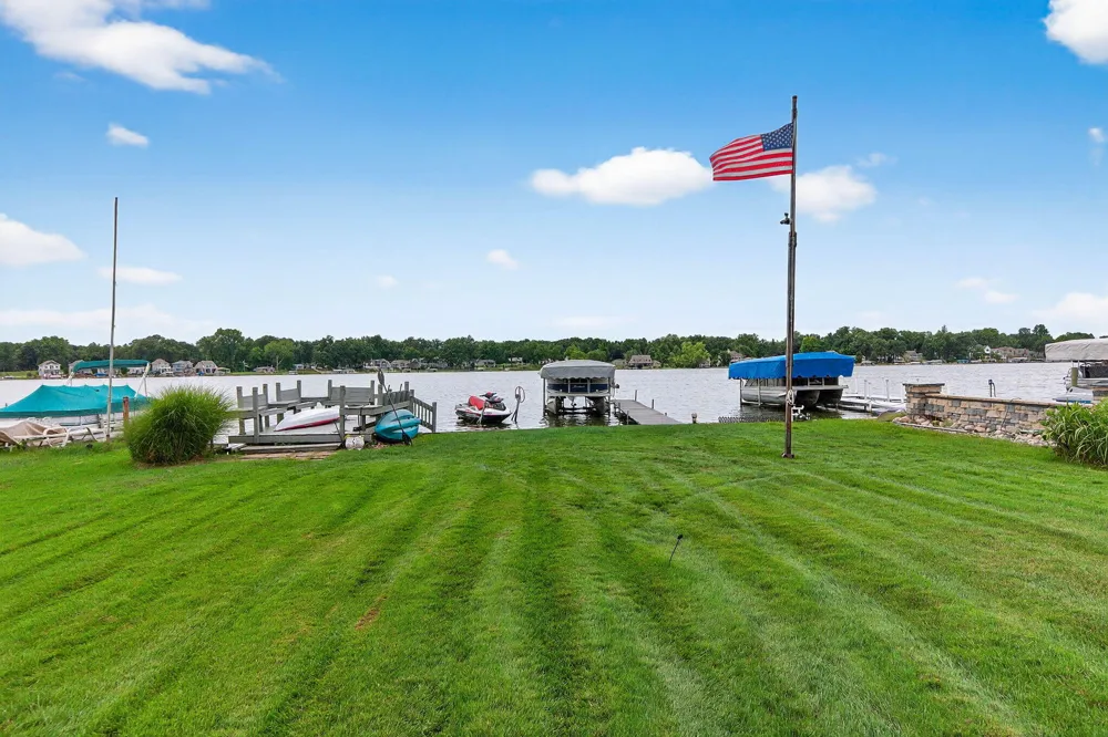 68800 S Shore Drive Edwardsburg, MI 49112