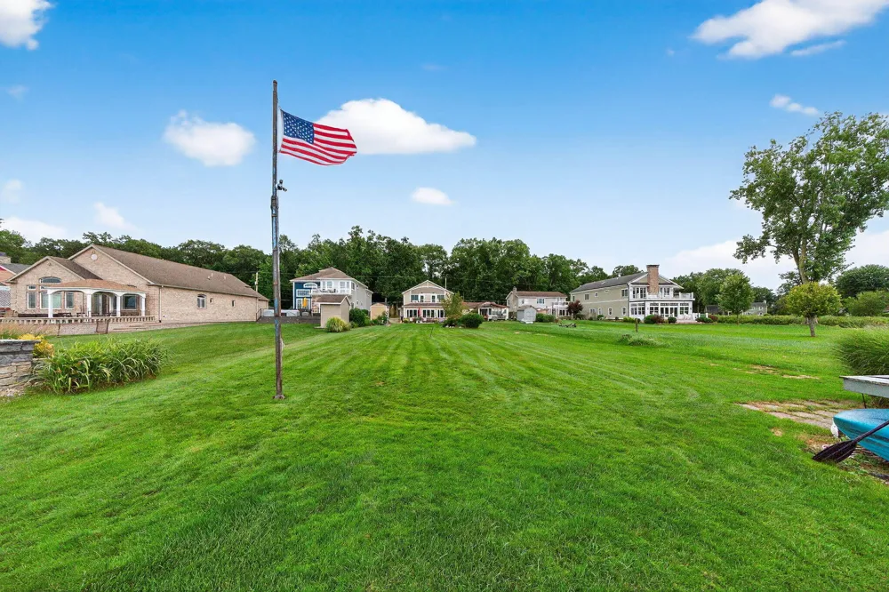68800 S Shore Drive Edwardsburg, MI 49112