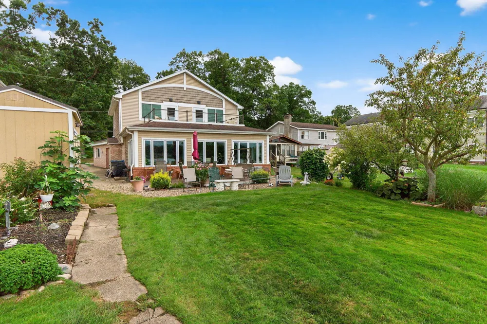 68800 S Shore Drive Edwardsburg, MI 49112