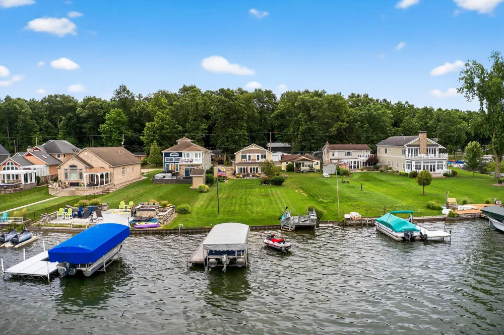 68800 S Shore Drive Edwardsburg, MI 49112