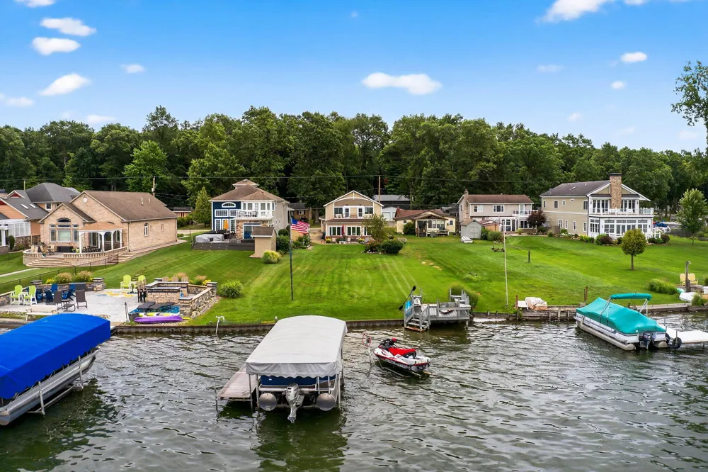 68800 S Shore Drive Edwardsburg, MI 49112