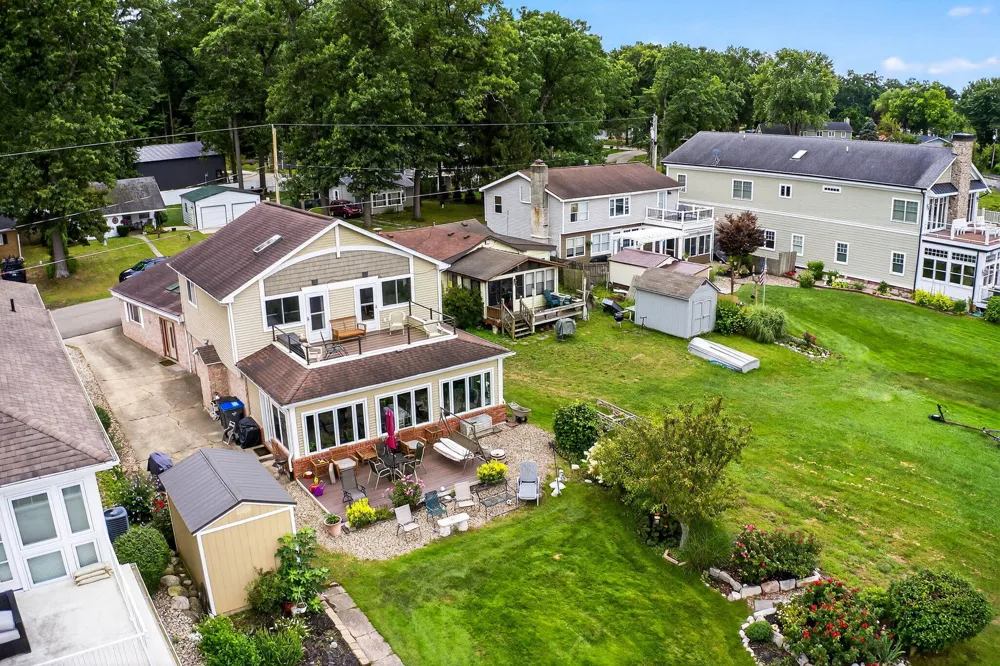 68800 S Shore Drive Edwardsburg, MI 49112