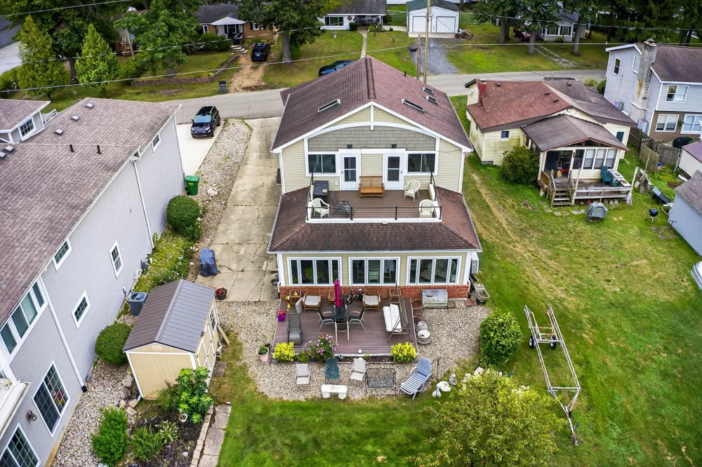 68800 S Shore Drive Edwardsburg, MI 49112