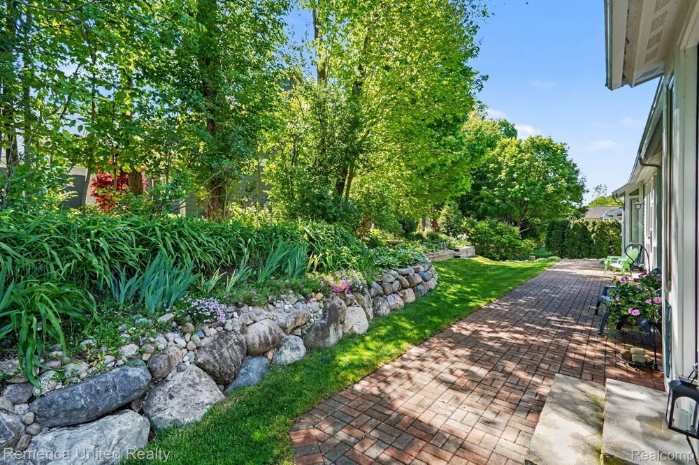 301 River Wood Trail Milford Village, MI 48381