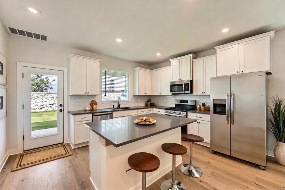 140 Bloomington Loop Hutto, TX 78634