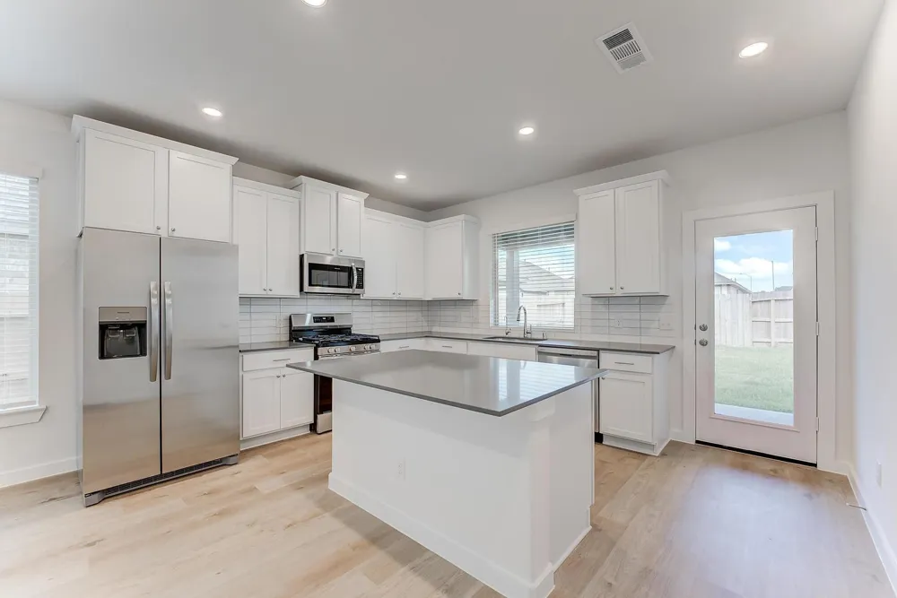 140 Bloomington Loop Hutto, TX 78634