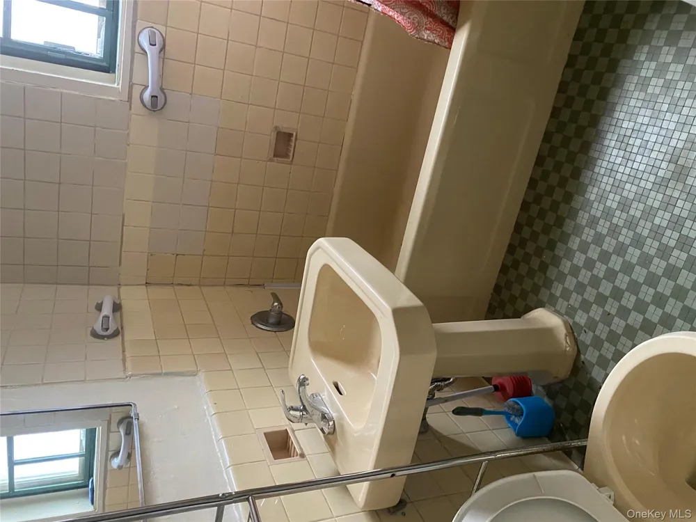 1469 West Avenue #1F Bronx, NY 10462