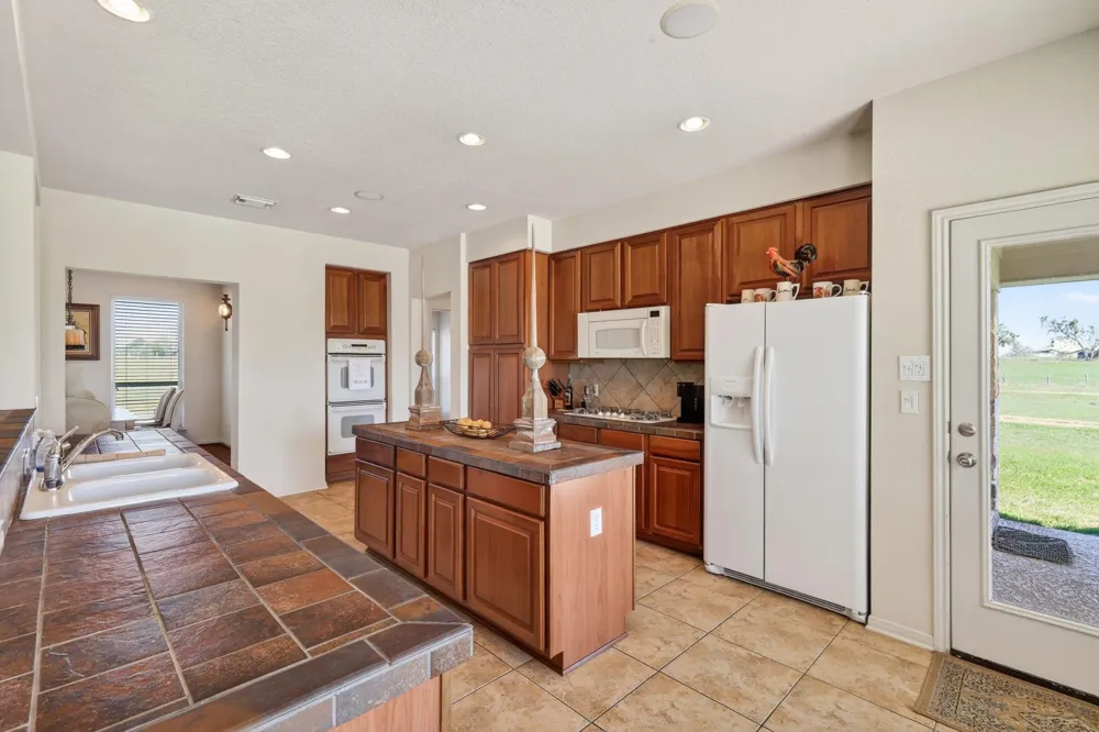 1797 County Road 261 Moulton, TX 77975
