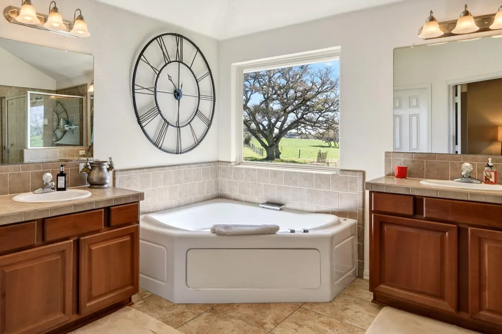 1797 County Road 261 Moulton, TX 77975