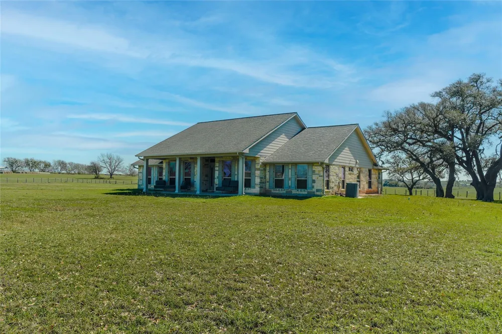 1797 County Road 261 Moulton, TX 77975