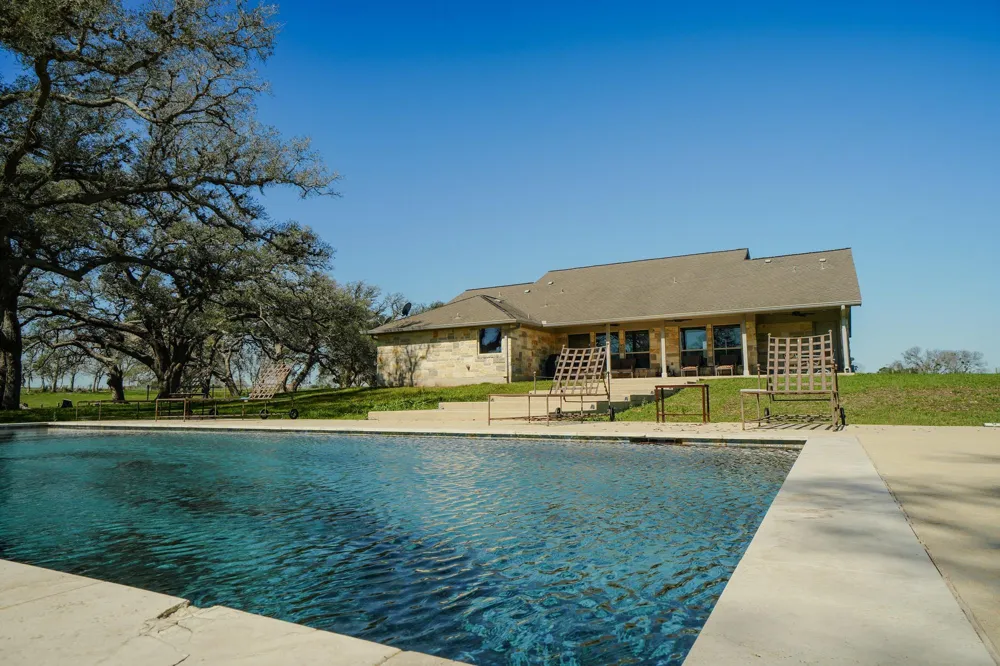 1797 County Road 261 Moulton, TX 77975