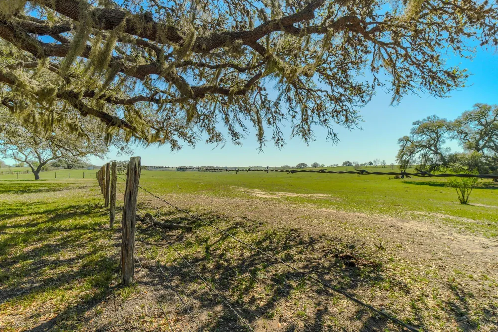 1797 County Road 261 Moulton, TX 77975